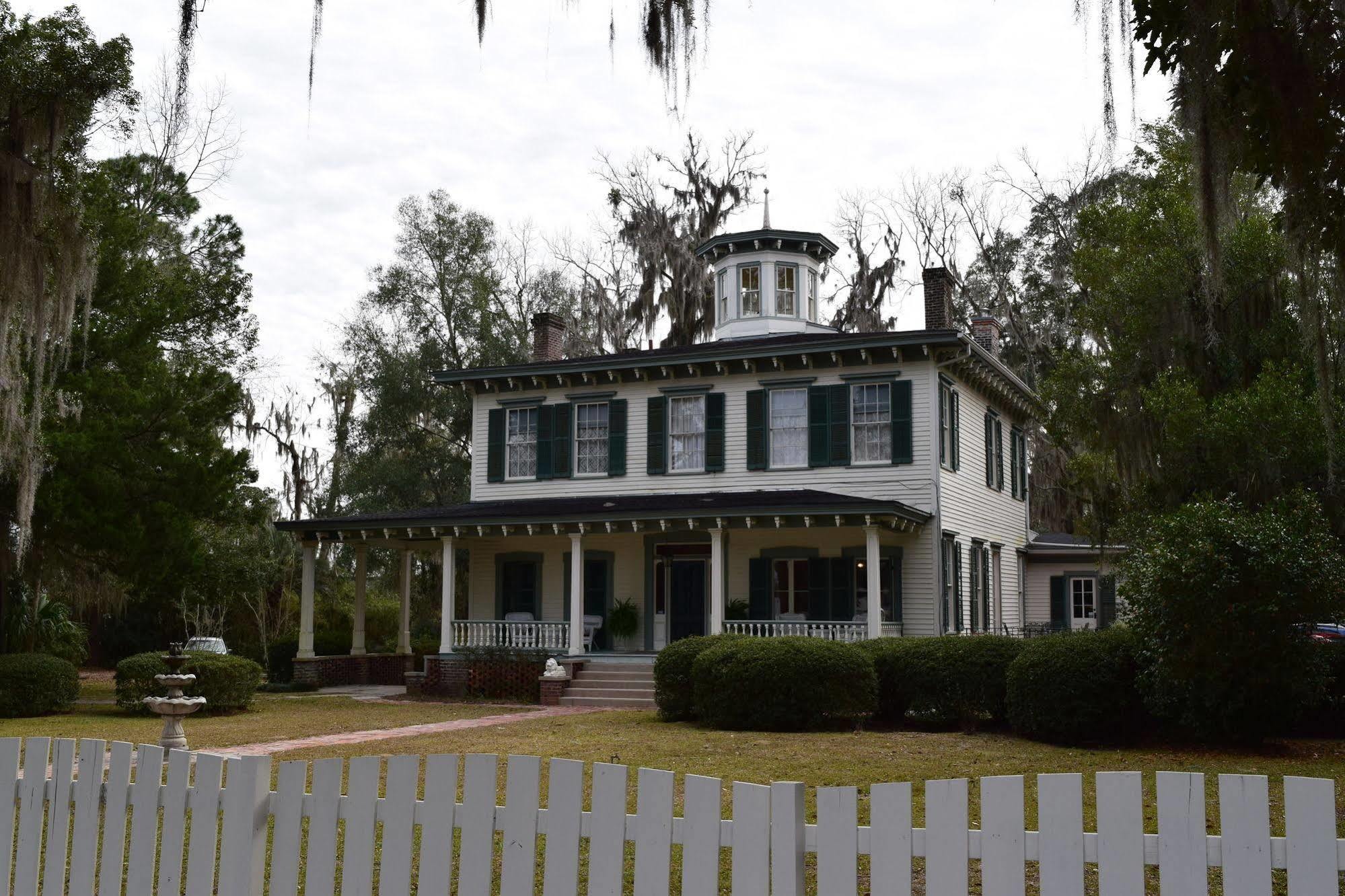 1872 Denham Bed & Breakfast