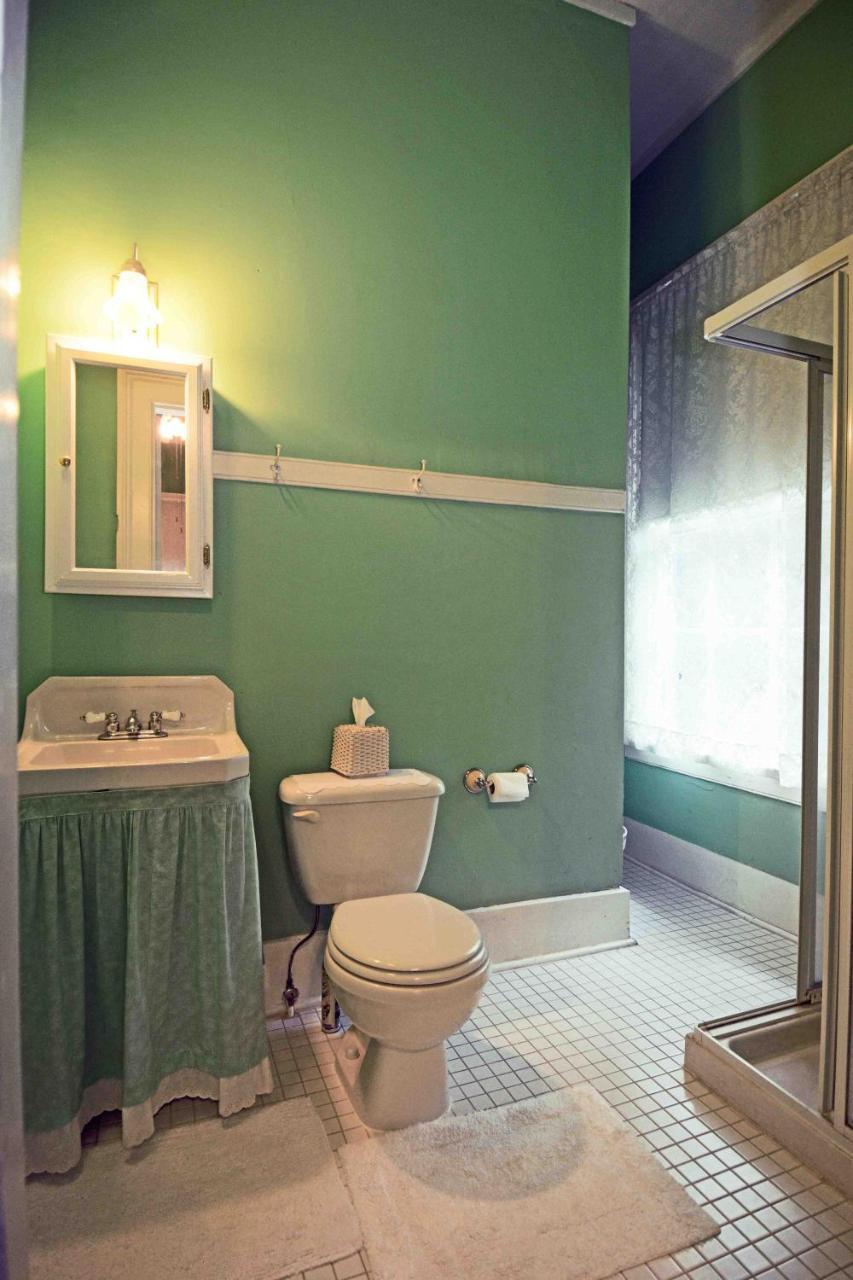 1872 Denham Bed & Breakfast