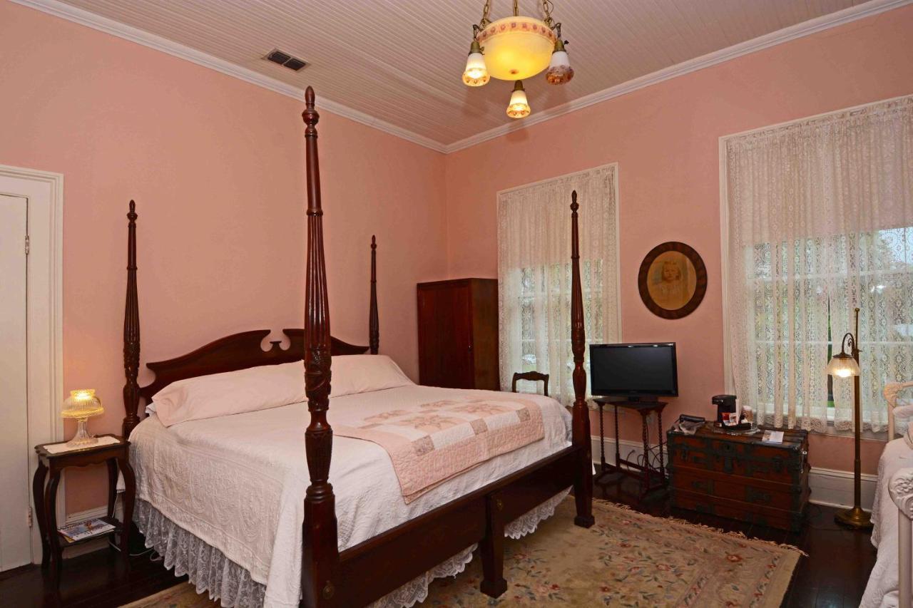 1872 Denham Bed and breakfast