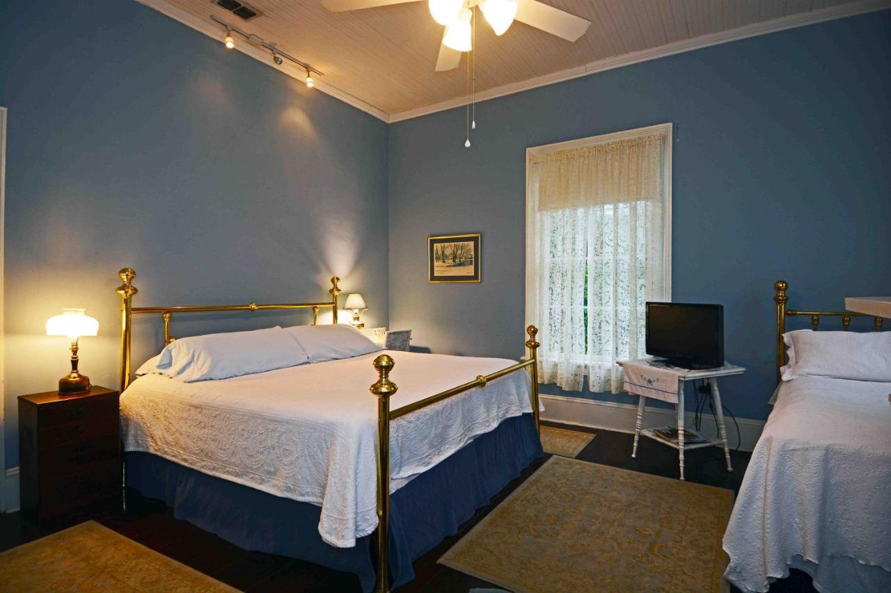 1872 Denham Bed and breakfast Monticello